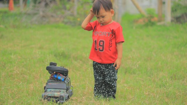 子供が車のおもちゃで遊んでいる様子